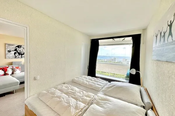 Entspannen Sie sich im stilvollen Schlafzimmer mit traumhaftem Ausblick! Panoramic Sierksdorf Bayview