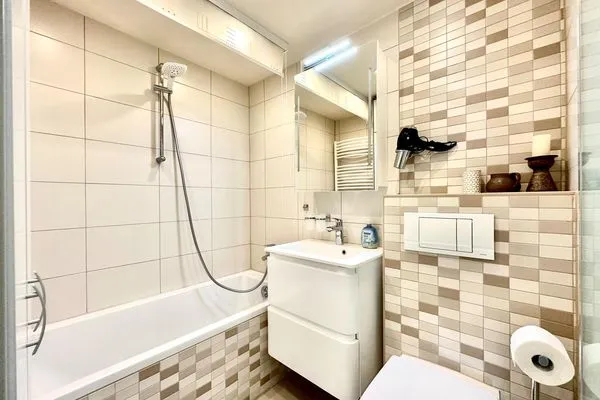 Entspannen Sie in diesem stilvollen Badezimmer mit eleganter Ausstattung. Panoramic Sierksdorf Bayview