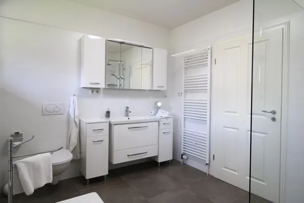 Badezimmer  Küstenglück – Urlaub mit Garten, Kamin & Komfort