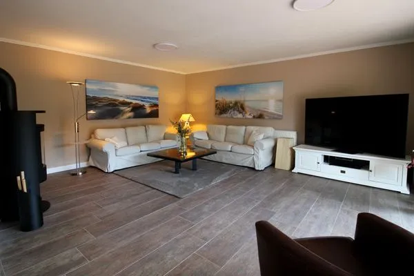 Wohnzimmer  Küstenglück – Urlaub mit Garten, Kamin & Komfort