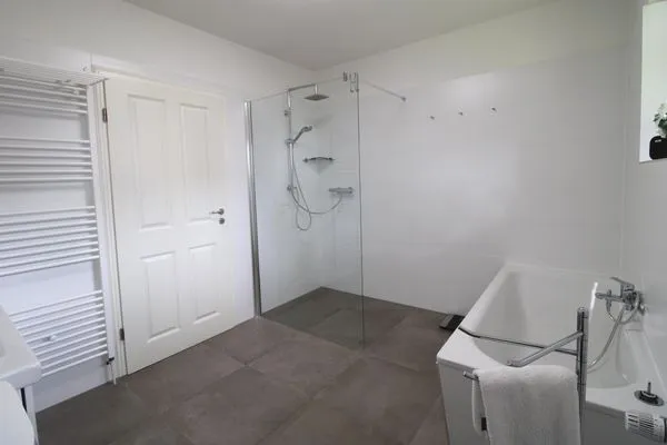 Badezimmer  Küstenglück – Urlaub mit Garten, Kamin & Komfort