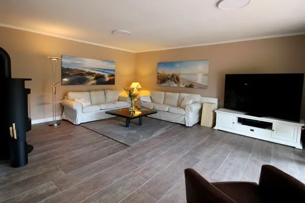 Wohnzimmer  Küstenglück – Urlaub mit Garten, Kamin & Komfort