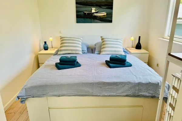 Schlafzimmer mit Doppelbett (180 x 200 cm) und Fliegengitter  Blaue Pause