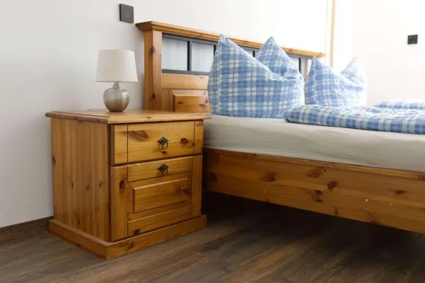 2. Schlafzimmer ab der 3. Person verfügbar - Nachttisch mit Lampe  Ferienapartment Zur guten Quelle