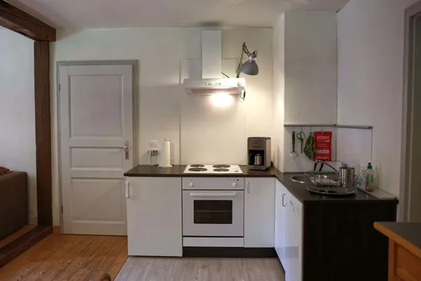 Blick auf die Küchenzeile mit Ofen  Ferienwohnung Parkblick