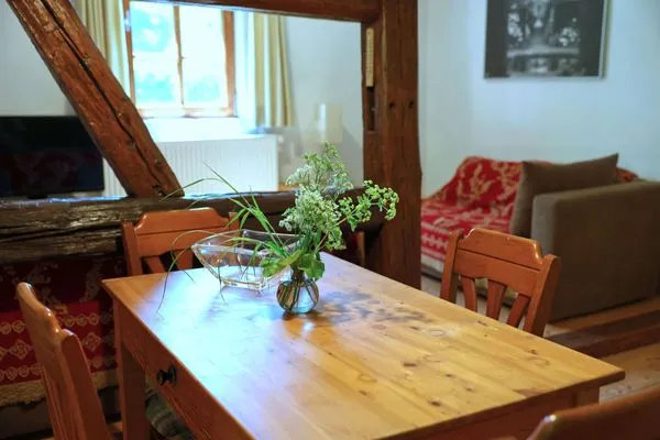 Wohn- und Essbereich der Ferienwohnung werden durch Fachwerk getrennt  Ferienwohnung Parkblick