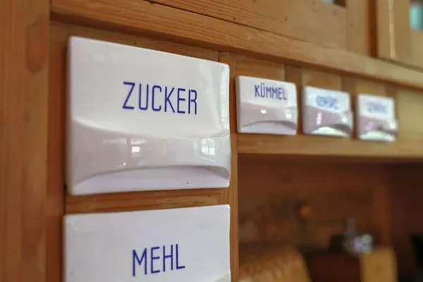 Detailaufnahme des historischen Küchenschranks  Ferienwohnung Parkblick