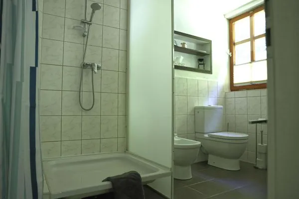 Badezimmer mit Fenster  Ferienwohnung Parkblick