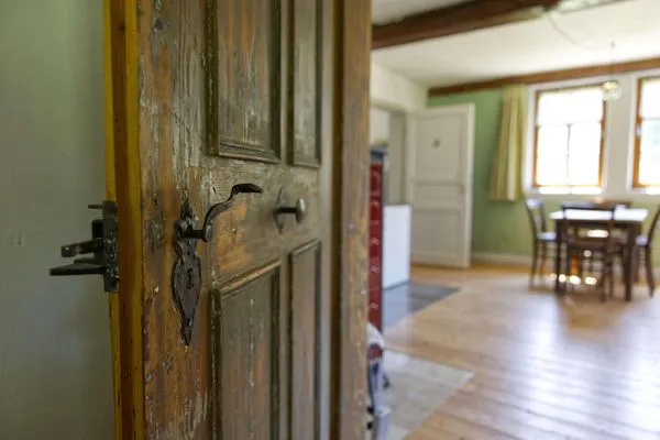 Blick vom Schlafzimmer ins Wohnzimmer  Ferienwohnung Teichblick