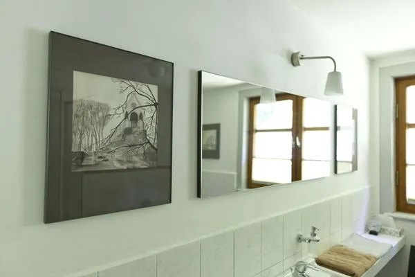 Kunst ist in nahezu jedem Zimmer gegenwärtig - auch im Badezimmer  Ferienwohnung Teichblick