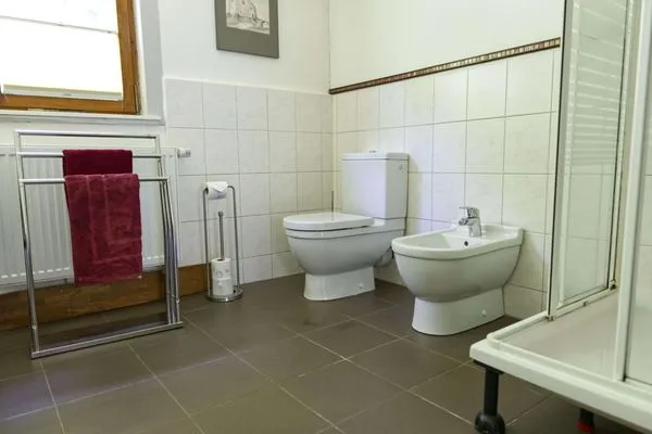 Schlichtes Badezimmer  Ferienwohnung Teichblick