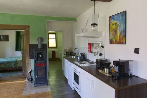 Blick über die Küchenzeile Richtung Badezimmer  Ferienwohnung Teichblick