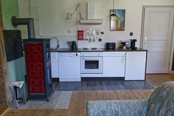 Küchenzeile mit Ofen, Herd und Kaffeemaschine  Ferienwohnung Teichblick