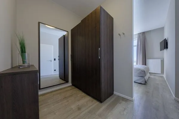 Ferienwohnung Ostseequartier Ostseebad Wustrow Schlafzimmer mit angrenzenden Kleiderschrank  Ostseequartier