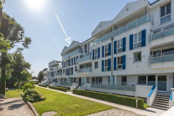 Aparthotel in Zingst: Südseite der Anlage, Pfeil zur Ferienwohnung Dünensand  Dünensand