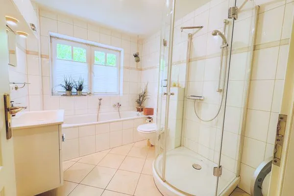 Modernes Bad mit Dusche, Wanne, Waschmaschine und Fußbodenheizung  Strandquartier L. A.