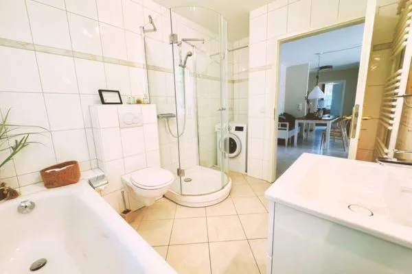 Modernes Bad mit Dusche, WC, Fenster, Waschmaschine, Wanne  Strandquartier L. A.