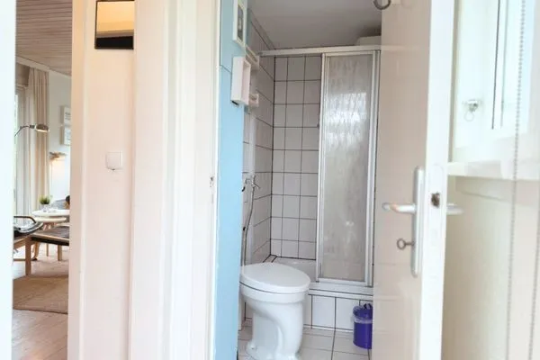 Kleines Bad mit Dusche und WC  Blaue Pause