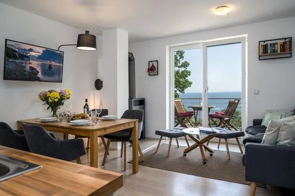 Wohnzimmer  FeWo Hafenliebe - Kamin, Sauna, Meerblick