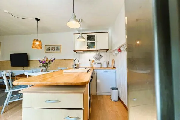 Einfache Küchenzeile mit Geschirrspüler  Ankerplatz No. 8