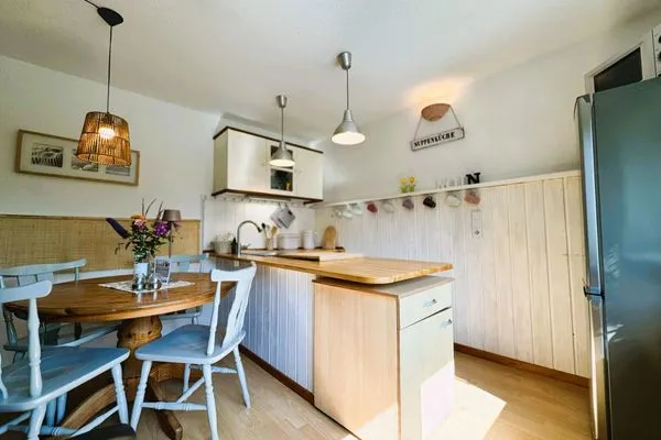 Wohnraum mit Küche, Essplatz und Sofa  Ankerplatz No. 8