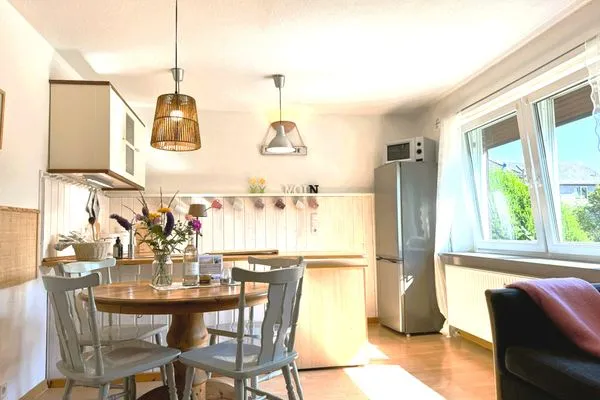 Wohnraum mit Küche, Essplatz und Sofa  Ankerplatz No. 8