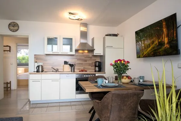 Küche / Küchenzeile  FeWo Sonnenschein -  Kamin, Sauna, Meerblick