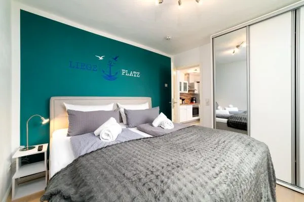 Schlafzimmer  FeWo Sonnenschein -  Kamin, Sauna, Meerblick