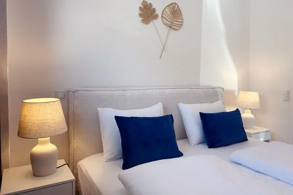 Doppelbett mit Nachttischen  Gemütliche Ferienwohnung mit Meerblick und Terrasse - Nur 50 Meter zum Strand inkl. Parkplatz und Fahrradunterstellplatz