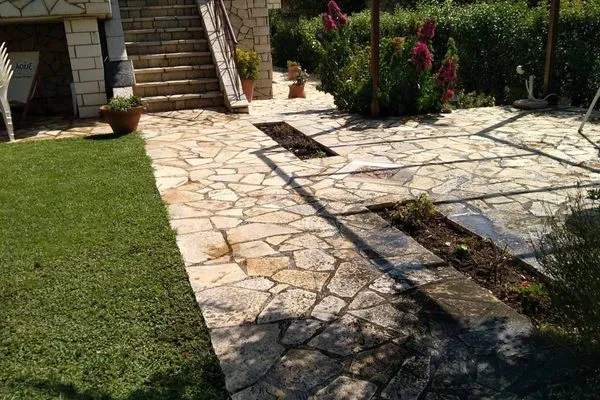 Hauptansicht  Spiti Loggos