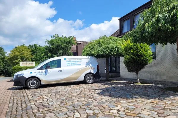 Unser Momentic-Team ist immer für Sie da!  Dachgeschoss Ferienunterkunft ohne Küche in Strandnähe - Ideal für Kurztrips