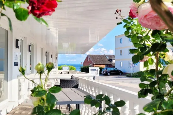 Ihre Terrasse mit Meerblick  Gemütliche Ferienwohnung mit Meerblick und Terrasse - Nur 50 Meter zum Strand inkl. Parkplatz und Fahrradunterstellplatz