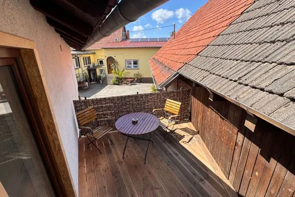 Neue Terrasse mit Blick auf Gasthaus und die grüne Umgebung  Ferienwohnung Storchennest