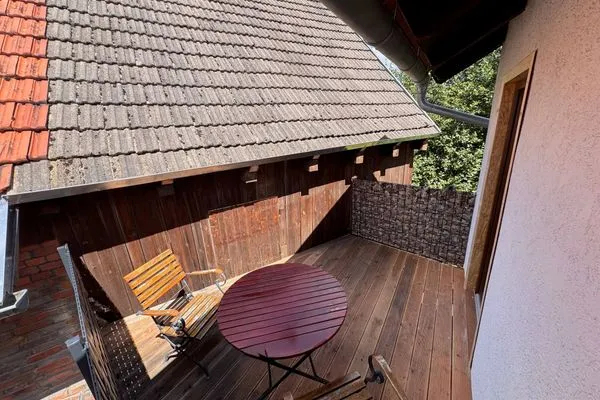 Terrasse mit Blick in Richtung des bald nutzbaren Gartens  Ferienwohnung Storchennest
