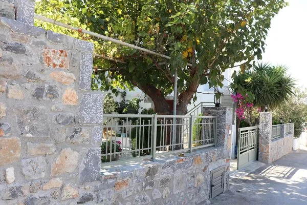 Facade / entrance  Kounenos 2