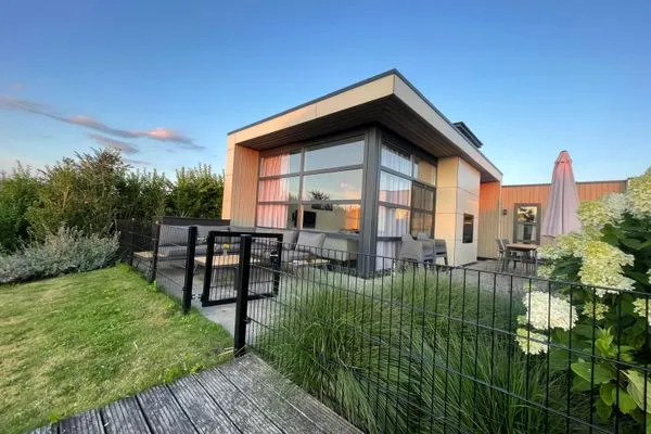  Marina Strandbad Chalet Waterlijn mit Zaun Haus Nr. 91