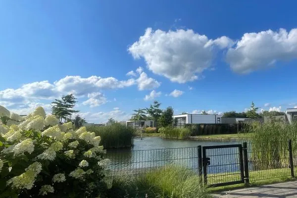  Marina Strandbad Chalet Waterlijn mit Zaun Haus Nr. 91