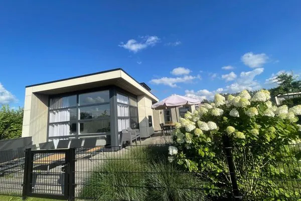  Marina Strandbad Chalet Waterlijn mit Zaun Haus Nr. 91