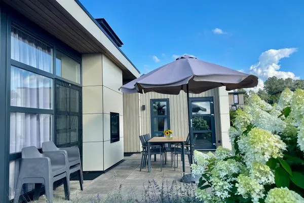  Marina Strandbad Chalet Waterlijn mit Zaun Haus Nr. 91