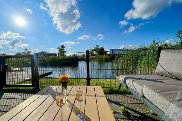  Marina Strandbad Chalet Waterlijn mit Zaun Haus Nr. 91