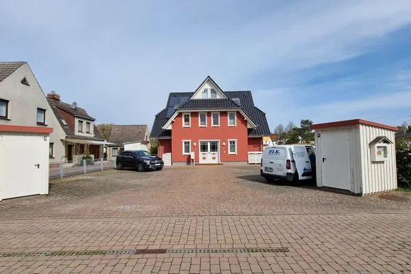 Hauptansicht mit PKW Stellplätzen Kavelweg 9 Kavelweg 9 Whg 3 - Kavelkoje