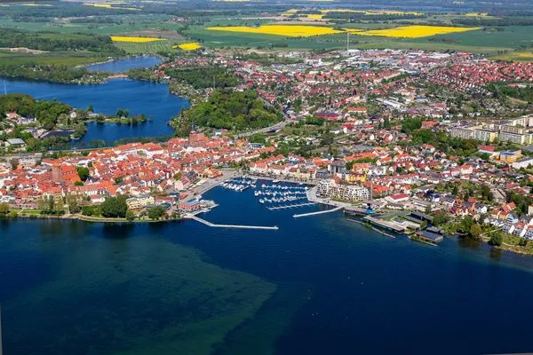 Ferienwohnung First Marina View Hafenresidenz Waren (Müritz) - Drohnenaufnahme  First Marina View