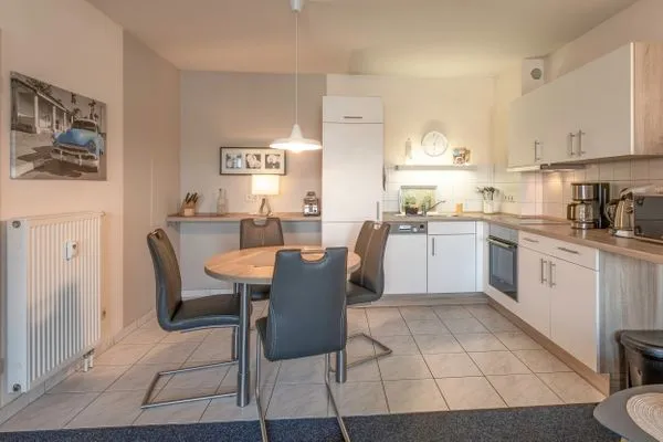 Ferienwohnung HafenLiebe Waren (Müritz) - Wohnraum mit Küchenzeile und Essecke  HafenLiebe