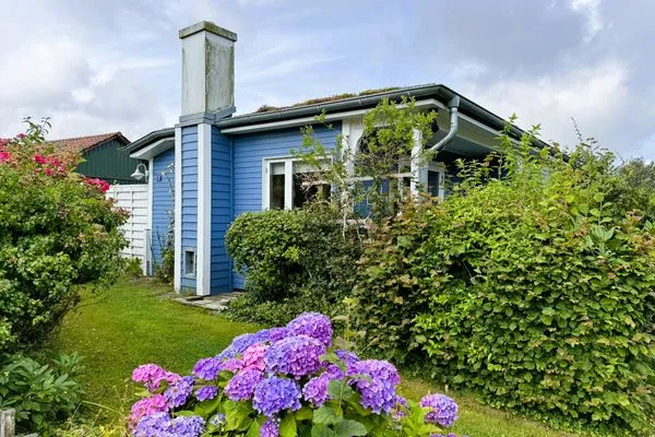 Blaues Häuschen am Meer mit Garten  Blaue Pause