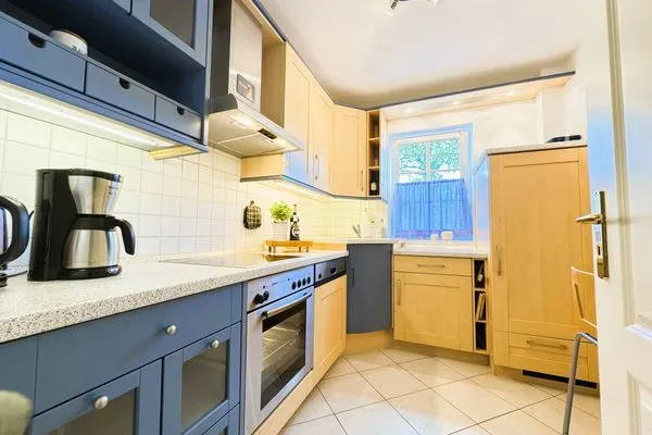 Küche mit Geschirrspüler, Backofen, Kühlschrank mit Gefrierfach  Strandquartier L. A.