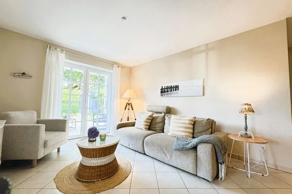 Wohnbereich mit Couch, Sessel, Wlan, TV und Terrassenzugang  Strandquartier L. A.