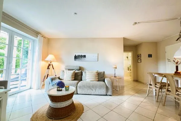 Wohnbereich mit Couch, Sessel, Wlan, TV  Strandquartier L. A.