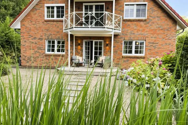 Maritimer Steingarten mit Steinweg und Seegras  Strandquartier L. A.