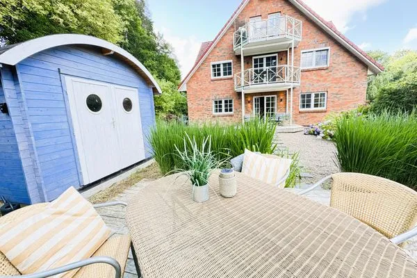 Terrasse im Garten mit Holzdeck und Gartenmöbeln  Strandquartier L. A.