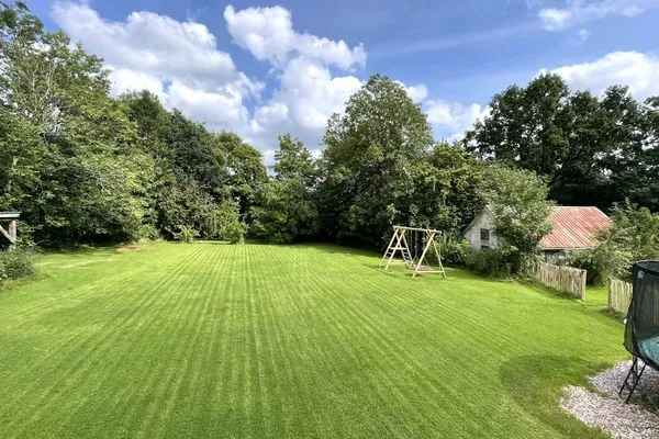 Toller Garten mit Spielmöglichkeiten  Ferienwohnung Gut Hardesby